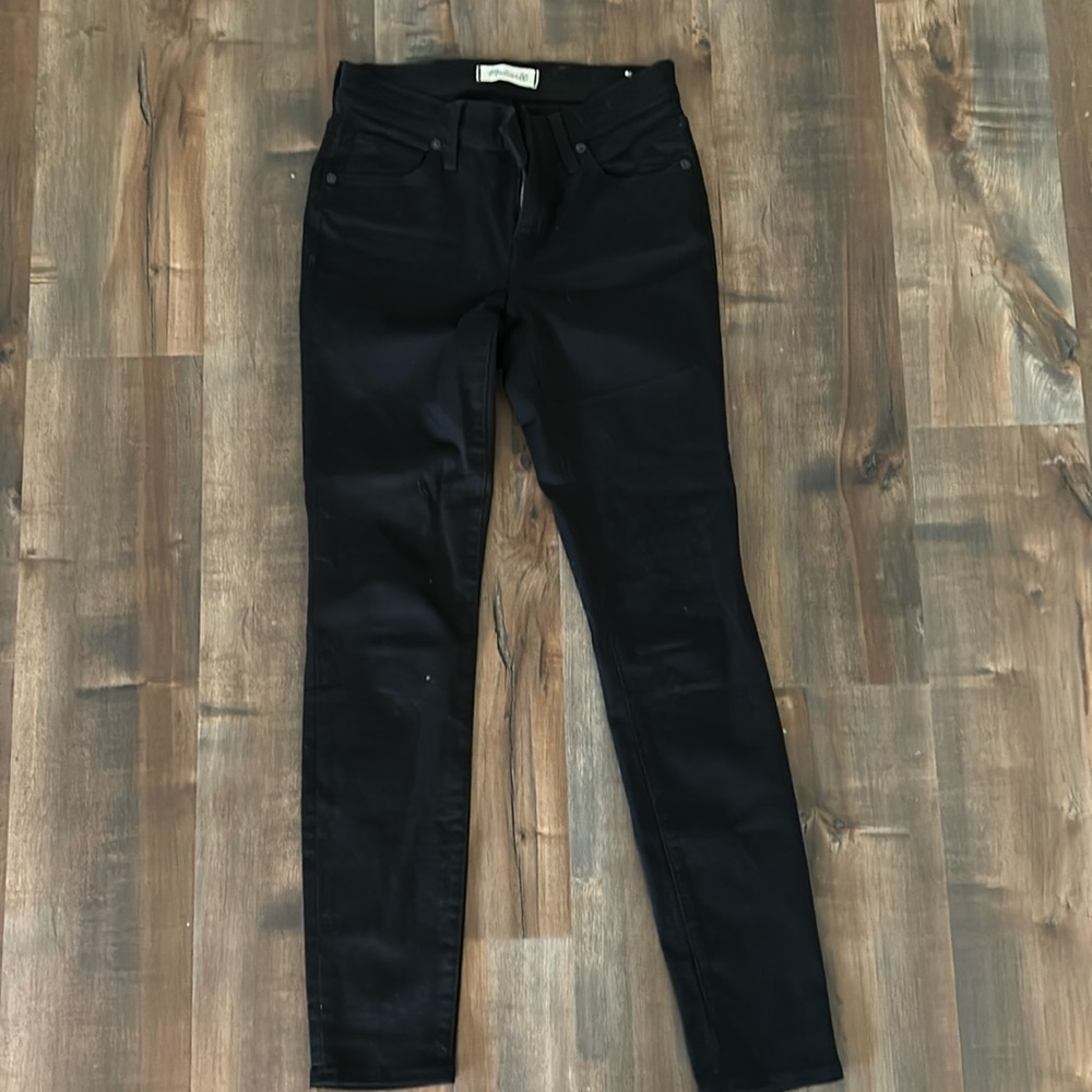 Black never worn Madewell skinny jeans.